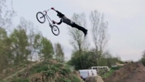 Christian Ramin hat seinen Welcome-Edit für das australische Klamottenlabel Unit Clothing an den 55 Trails in Berlin gefilmt. Hier geht