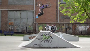 Deniz Frendl (Fahrer) und Luis Junk (Filmer) haben sich zusammengetan, um dieses gut gemachte Video im Bike- und Skatepark Recklinghausen zu filmen.