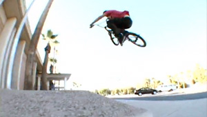 Eric Bahlman weiß, wie man einen Freecoaster benutzt und hat ein ausgeprägtes Faible dafür, Tabletops in seine Tricks einzubauen. Check it out!