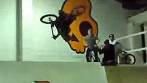 Harry Main ist immer ganz vorne mit dabei, wenn es darum geht, neue Tricks zu machen. Hier ist seine neuste Kreation: der 180 Backflip Drop In.