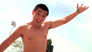 Der 16-jährige Kink-Flowfahrer Jacob Cable hat für dieses Video sein T-Shirt ausgezogen und einen Skateplaza in Long Beach zerlegt.