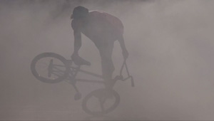 Kevin Nikulski präsentiert sich in diesem Video von seiner schlechten (rüpelhafter Verkehrsteilnehmer) und seiner Schokoladenseite (Flatlandpro).