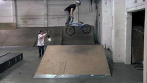 Max Bergmann entspannt sich mit ein paar BMX-Tricks in der Yard Skatehall Hannover von einem anstrengenden Tag auf Maloche. Mehr dazu in diesem Video.