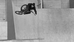 Matt Roe und Robbo vom englischen Mutiny-Team haben den Asylum Skatepark besucht. Hier ist das Video von ihrer Privatsession.