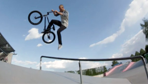 Moritz Nußbaumer und Sebastian Nitsche haben den Pattonville-Skatepark vor den Toren Stuttgarts besucht, um dieses Video zu filmen. Gutes Ding!