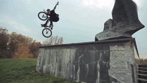 Radek Dzwigala liefert für Vans eine sehenswerte Vorstellung in Warschau ab und Mateusz Kanownik hat das Ganze nicht minder sehenswert aufbereitet.