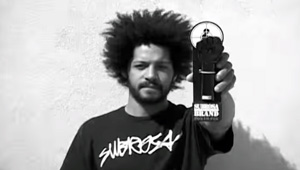 Fight the power! Lahsaan Kobza zeigt in diesem Video, wie man mit seinen Signaturegrindstangen Kritik an den herrschenden Verhältnissen betreiben kann.