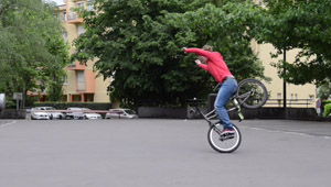 Diese junge Dame hat es faustdick hinter den Ohren! Auch wenn ihr nichts mit Flatland zu tun habt, seht es euch auf jeden Fall an!