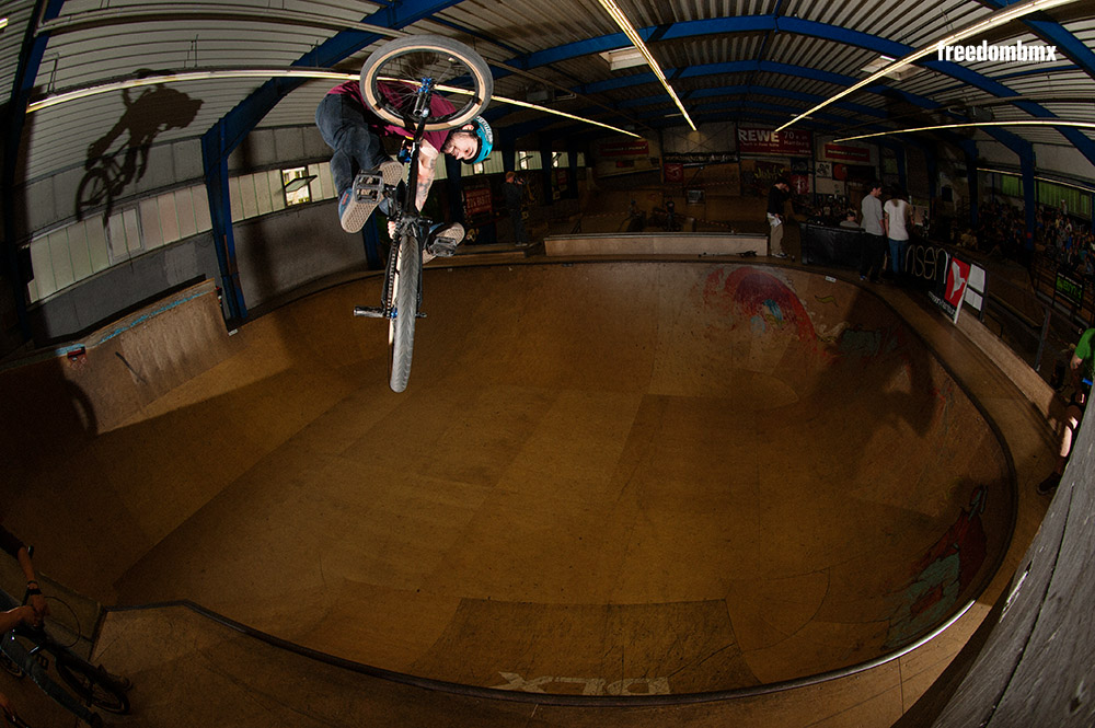 BMX Contest We don Daniel Juchatz beendete seinen Run wild auf dem Vorderrad hüpfend, streute vorher aber solche Perlen ein.