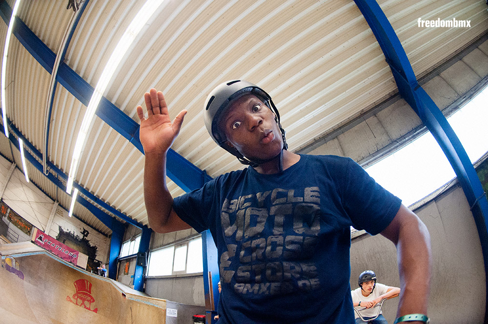 BMX Contest We don Leon Binckebanck schaffte es, sich sein Laufrad mit Gewalt auszuspeichen. Leider hatte er Titanspeichen verbaut.