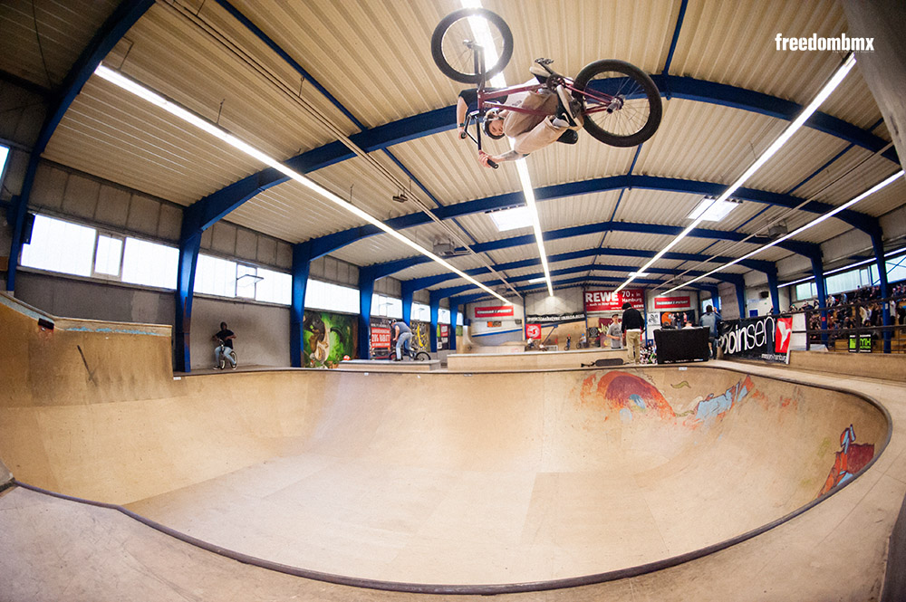 Wegen einer doppelten Daumenverletzung fuhr Janek Wentzky eher ruhig Fahrrad und machte trotzdem die höchsten Airs im Bowl.