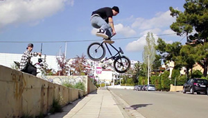 Filippakos Kosmidis representet Dub BMX ab sofort auf den Straßen von Griechenland. Hier ist sein Welcome-Edit, in dem es kraftvoll zur Sache geht.