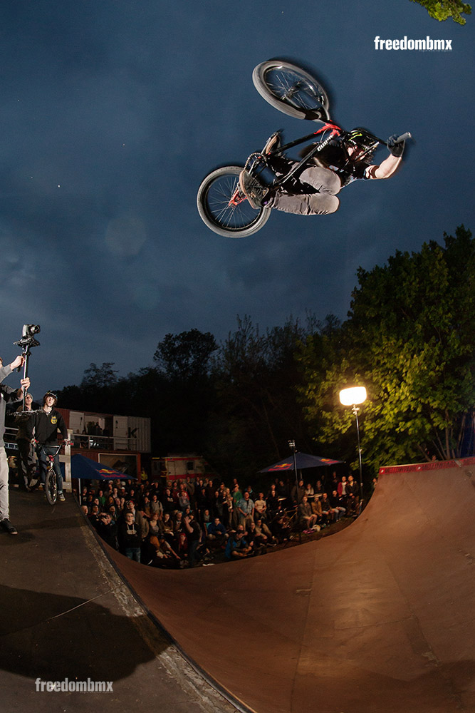 Für den Contest in Wickes Woodie wurden extra Leuchtballons aufgestellt, deren Licht sich dann letzten Endes doch als zu ungleichmäßig für einen Contest herausstellte. Ondra Slez störte das wenig.