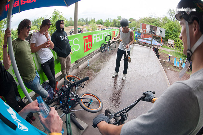 Sprosse unterhielt das Publikum mit den Devil Sticks, als der Contest schon längst ins Wasser gefallen war