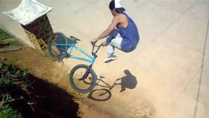 Julian David Molina aus Kolumbien ist ein BMXer wie viele andere auch – mit dem Unterschied, dass ihm ein Bein fehlt. Checkt das Video!