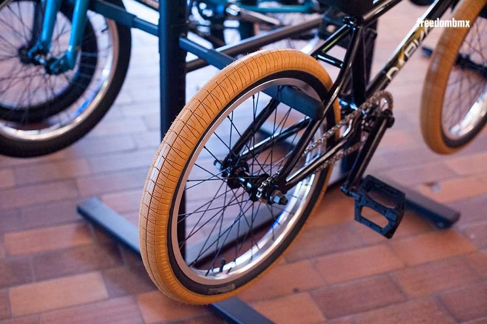 Farbige Reifen sind inzwischen nicht mal mehr von Kompletträdern wegzudenken.