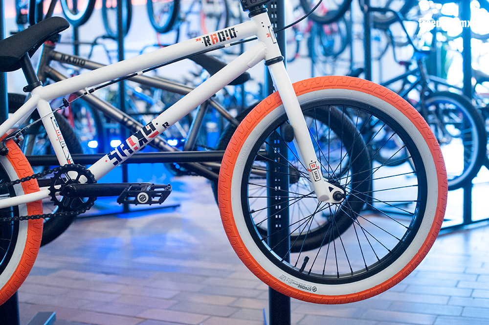 Neonorange-weiß ist eine Farbkombo, die noch an keinem Komplettrad zu sehen war. Mit dem Radio Saiko betrittst du nächste Saison Neuland.