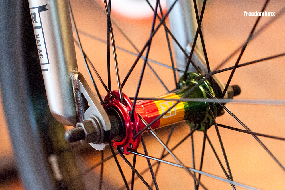 Die Rastafarisierung macht auch vor Kompletträdern nicht halt: Vorderradnabe des neuen