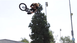 Black Hole ist eine neue Rubrik der Ride UK, wo sie ihre Leftover-Clips veröffentlichen. Hier seht ihr das erste Video aus der Reihe.