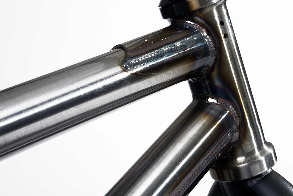 Auf die Gussets wurde das Logo von Stereo Bikes aufgeprägt