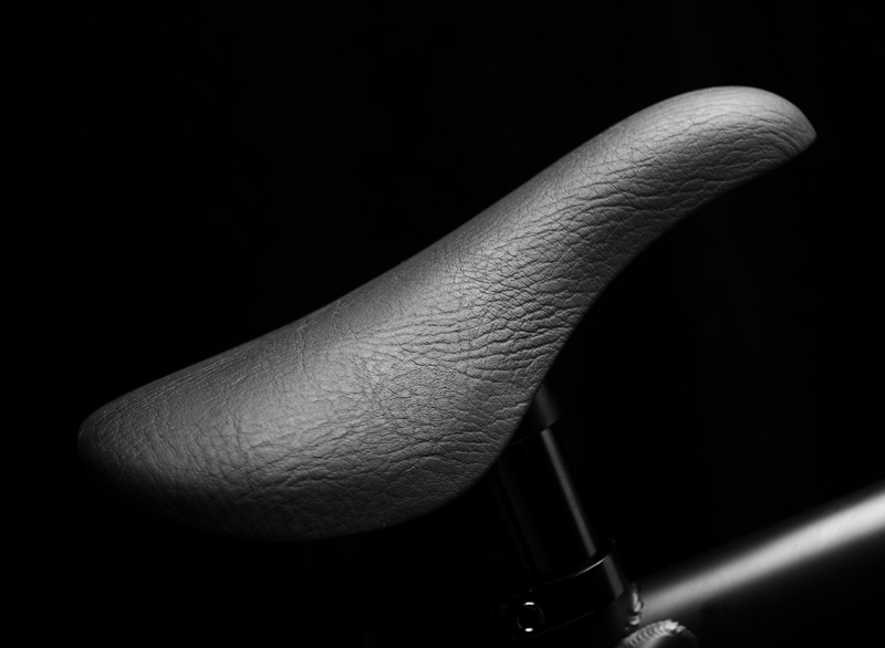 Der Kunststoffsattel hat eine integrierte Sattelstütze aus Aluminium