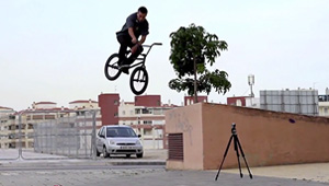 Fernando Laczkos kleiner Bruder Antonio räumt in diesem Video für Undeal Clothing auf den Straßen von Malaga auf.