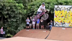 Uns werden "die größten Tricks in BMX, von den besten Fahrern der Welt" versprochen. Und teilweise stimmt das sogar. Überzeug dich selbst.