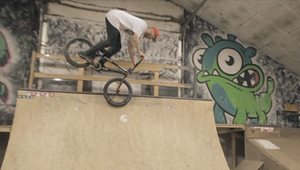 Nach seinem Umzug von Flensburg nach Aarhus ist Chris Clausen jetzt Mitglied der Mad Chills Crew. Hier ist sein erstes Video für die Dänen.