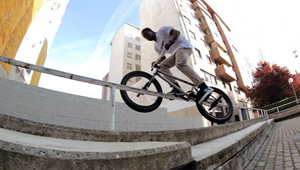 Courage Adams zerlegt in diesem Video die Straßen seiner nordspanischen Heimatstadt Pamplona nach allen Regeln der Kunst. Wham, bam, thank you, ma