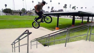 Bevor wir kurz seinen Signatureschuh von Vans zu sehen bekommen, dreht Dakota Roche in diesem Video noch schnell eine Runde durch Huntington Beach.