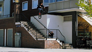 Für Emile Bouwman ist kein Drop zu hoch und keine Manualcombo zu schwierig. Das Ergebnis ist ein Video mit sehr hohem Unterhaltungswert. Check it out!