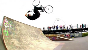 Harry Main ist einer der besten Rampenfahrer aller Zeiten. Hier ist ein Video aus dem Jahr 2009, in dem er bereits übertrieben abgeht.