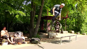 So geht tech: Daniel Tünte und Fernando Laczko zeigen dem Flatrail im Hasenheide Skatepark Berlin, was eine Harke ist.