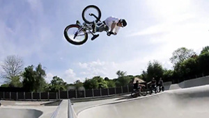 Jack Clark hat das Glück in gleich zwei tollen Betonparks Local zu sein. In diesem Video zeigt der englische Haro-Teamfahrer, was er dort draufhat.