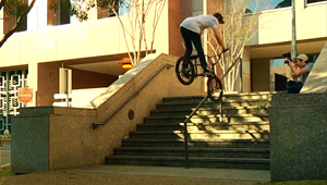 Wenn Jake Petruchik weiter so abgeht wie in diesem Video, wird sein Name schon bald nicht mehr in der Liste des Flowteams von Kink Bike Co. auftauchen.