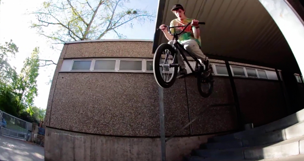 Passend zu seinem "Hello my name is …"-Feature in Ausgabe 117 hat Jan Hollinger für uns dieses stabile Video auf den Straßen von Frankfurt gefilmt.