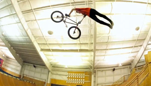 Kenneth Tencio ist ein wahrer Tausendsassa. Oder hast du schon mal einen Feeble Hard 360 und einen Backflip Double Whip von demselben Typen gesehen?