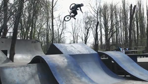 Kostya Andreev feiert seinen Einzug ins Superstar-Team mit diesem einwandfreien Video voller Techno-Leckerbissen vom Härtesten.