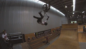 Kyle Baldock, Logan Martin und Brock Horneman nehmen in diesem Video den GC Compoud Skatepark in Australien nach allen Regeln der Kunst auseinander.