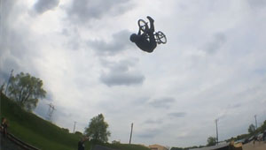 Kyle Heaser hat den ersten Peacock Backflip, sprich den besten Trick der Welt plus einen Backflip, überhaupt gestanden. Hier gibt es das Video.
