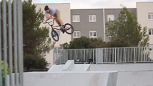 Der Franzose Mathieu Peladan erweckt den Geiste des Freestyles zu neuem Leben und fährt jedes Obstacle in den Parks von Montpellier und Umgebung.