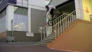 Bevor seine VX das Zeitliche gesegnet hat, ist Matt Allpress ein letztes Mal mit seiner treuen Kamera losgezogen, um ein paar Handrails zu erlegen.