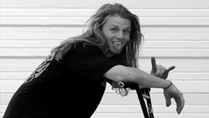 Lange Haare, Fakie Icepickgrinds – eine Mischung, die man eher selten vorgesetzt bekommt. Vorhang auf für Nick Bullens Beförderungsvideo von Subrosa!