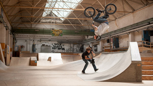 Das Parano-Garage-Team zerlegt mit freundlicher Unterstützung von Ben Makrane, Sebastian Anton und Peter Recking die Kesselschmiede Kassel.