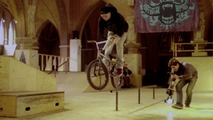 Daniel Tünte, Carlo Hoffmann und Marcel Profittlich haben für Parano Garage den Kirchenskatepark in Arnheim auseinander genommen. Hier ist das Video.