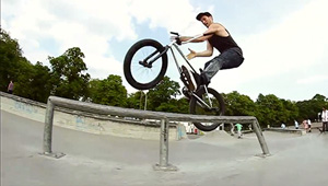 Pete Sawyer besitzt die Gabe, selbst die härtesten Tricks butterweich aussehen zu lassen – wie zum Beispiel in diesem Video aus dem Clapham Skatepark.