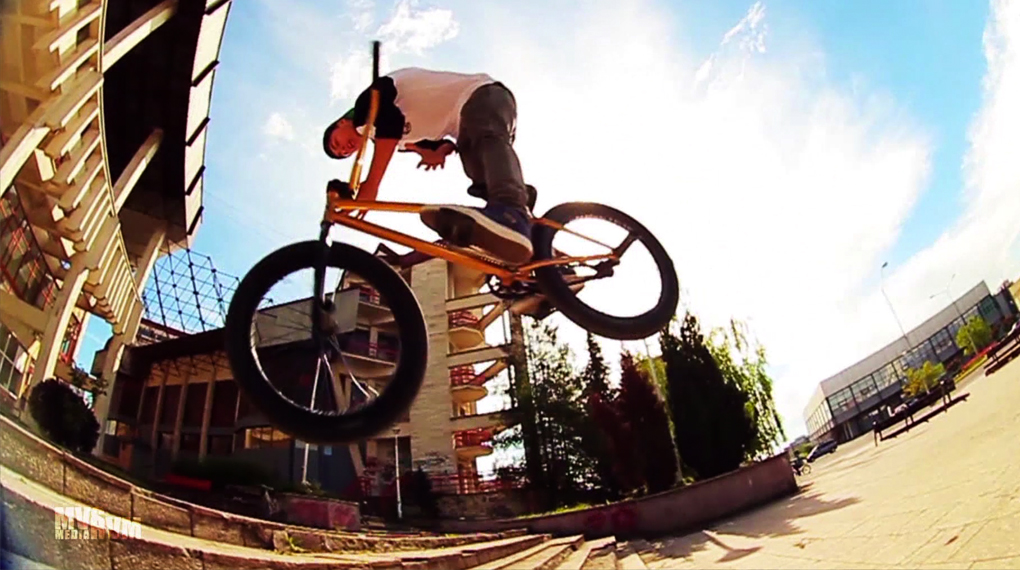 Raul Jula ist zwar erst 16 Jahre alt, gehört aber schon zu den besten BMXern Rumäniens. In diesem Video zeigt das Nachwuchstalent, warum dem so ist.