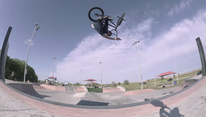 Redline- Allroundwaffe Ronne Napolitan hat sich das texanische BMX-Mekka Austin vorgeknöpft. Wie er sich geschlagen hat, erfährst du in diesem Video.