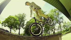 Die Cacaoboys, wie sie sich nennen, haben sich ein Wochenende lang daran gemacht Spots in und um Köln zu zerstören. Hier gibt es Bewegtbilder davon.