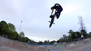 Die Unit-23-Locals Kriss Kyle, Chaz Mailey, George Eccleston, Alex Donnachie und Dave Summerson auf Roadtrip zu den Skateparks von Dudhope und Perth.